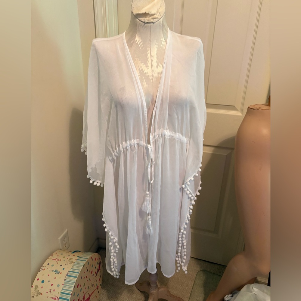 Nine West one size NWT $36 White Sheer Kimono with Pom Pom Trim fun beach cover